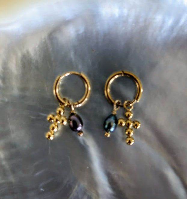 Boucles d'oreilles de très jolis perles naturelles colorées et croix