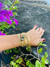 Load image into Gallery viewer, Bracelet lamellé avec deux perles de Tahiti
