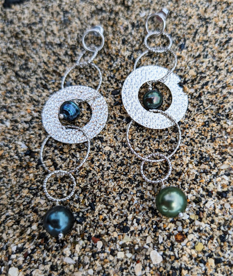 Boucles d'oreilles cercles avec 4 perles.