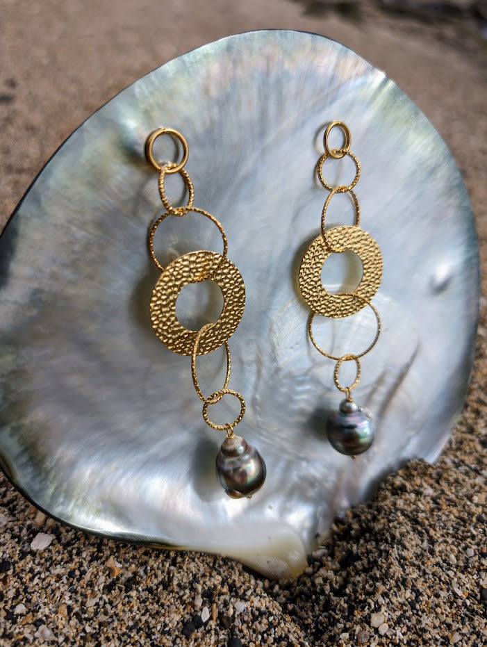 Boucles d'oreilles cercles couleur or avec 2 perles.