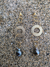 Charger l&#39;image dans la galerie, Boucles d&#39;oreilles cercles couleur or avec 2 perles.
