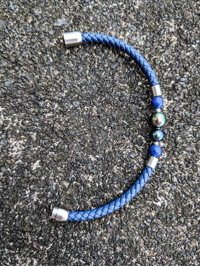Bracelet avec magnifiques perles verte et bleu et pierres lapis lazuli.