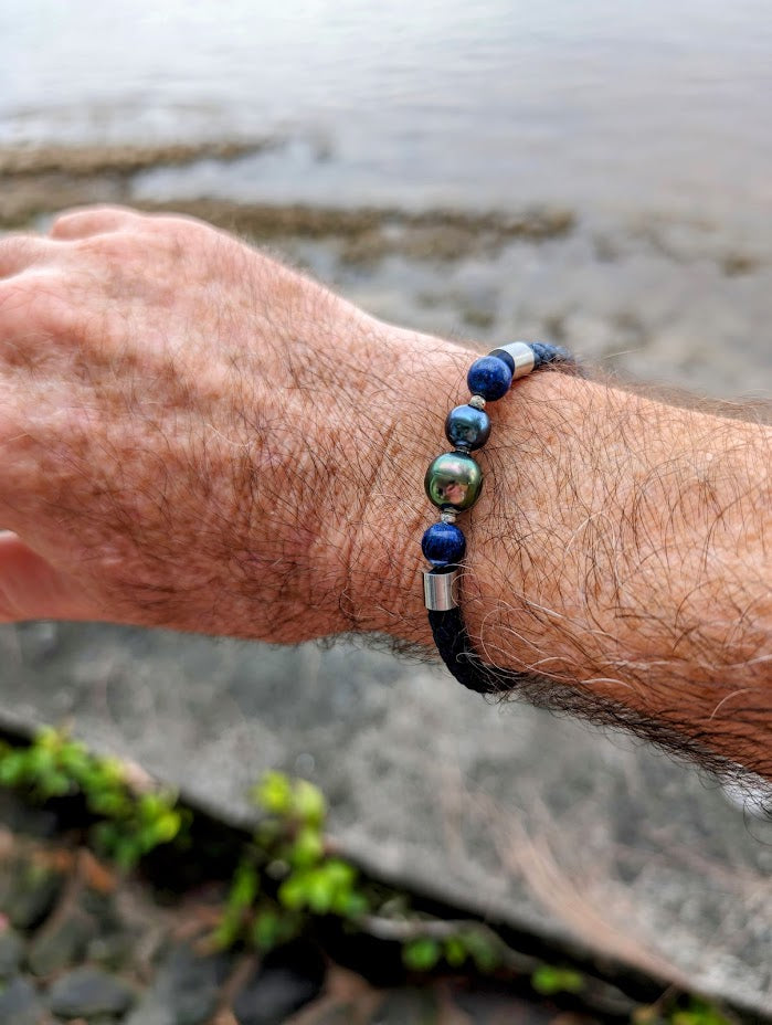 Bracelet avec 2 magnifiques perles verte et bleu et 2 pierres lapis lazuli.