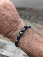 Load image into Gallery viewer, Bracelet avec 2 magnifiques perles verte et bleu et 2 pierres lapis lazuli.
