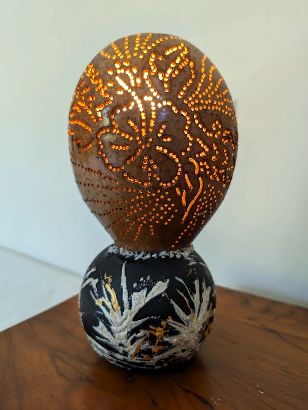Lampe calebasse gravée sur pied peint.