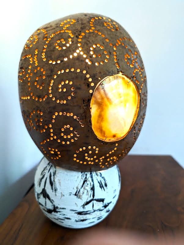 Lampe calebasse gravée et une nacre sur pied peint.
