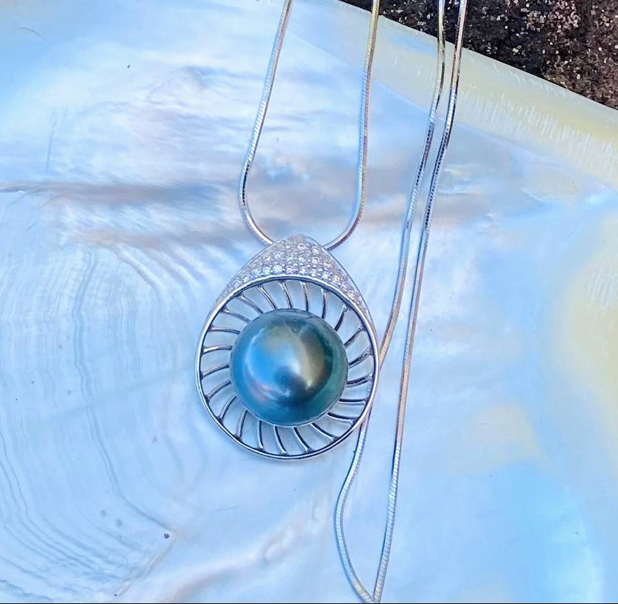 Pendentif exceptionnel avec grosse perle de Tahiti.