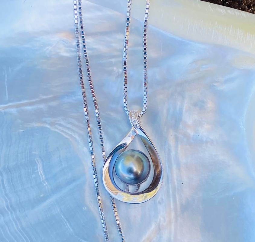 Pendentif en goutte d'eau avec perle de culture de Tahiti.