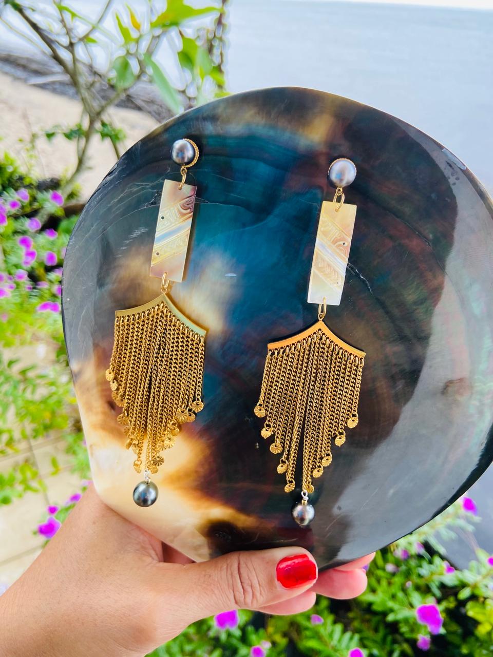 Boucles d'oreilles nacres gravées et perles de Tahiti.