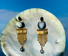 Load image into Gallery viewer, Boucles d&#39;oreilles nacre irisées perles claires
