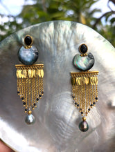 Load image into Gallery viewer, Boucles d&#39;oreilles nacre irisées perles claires
